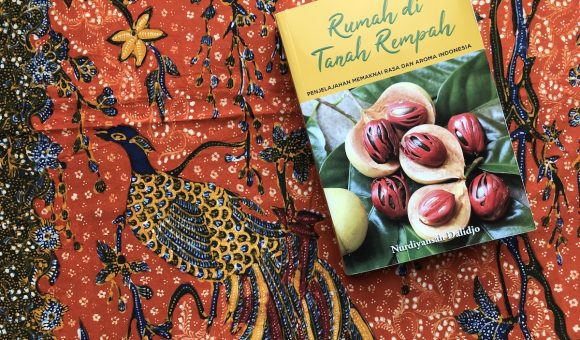Nurdiyansah Dalidjo Rumah di Tanah Rempah on a Batik Lasem